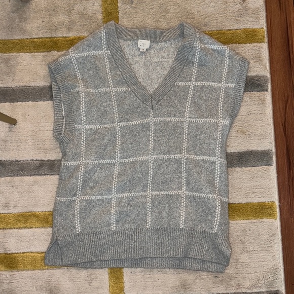 Cute sweater vest - Picture 1 of 4